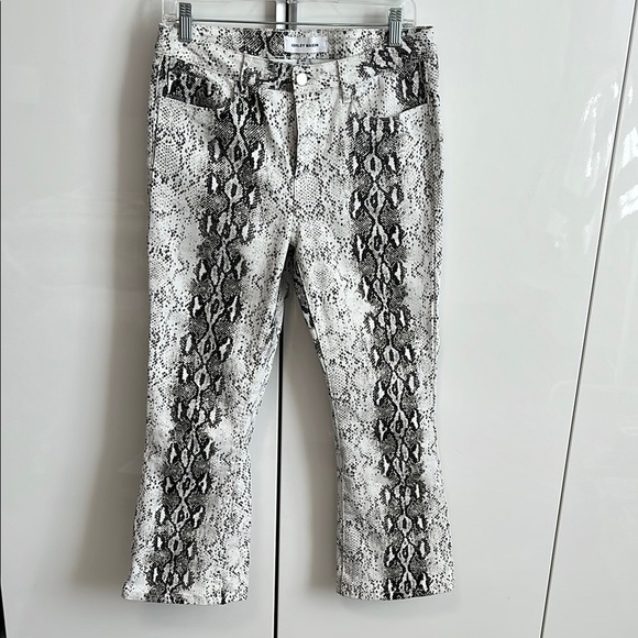ASHLEY MASON NWOT Snakeskin Print Mid Rise Cropped Flared Denim Jeans, Size 11 - Picture 2 of 9